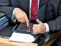 MP Peter Müller spielt lieber Schach als sich langweilige politische Debatten reinzuziehen.